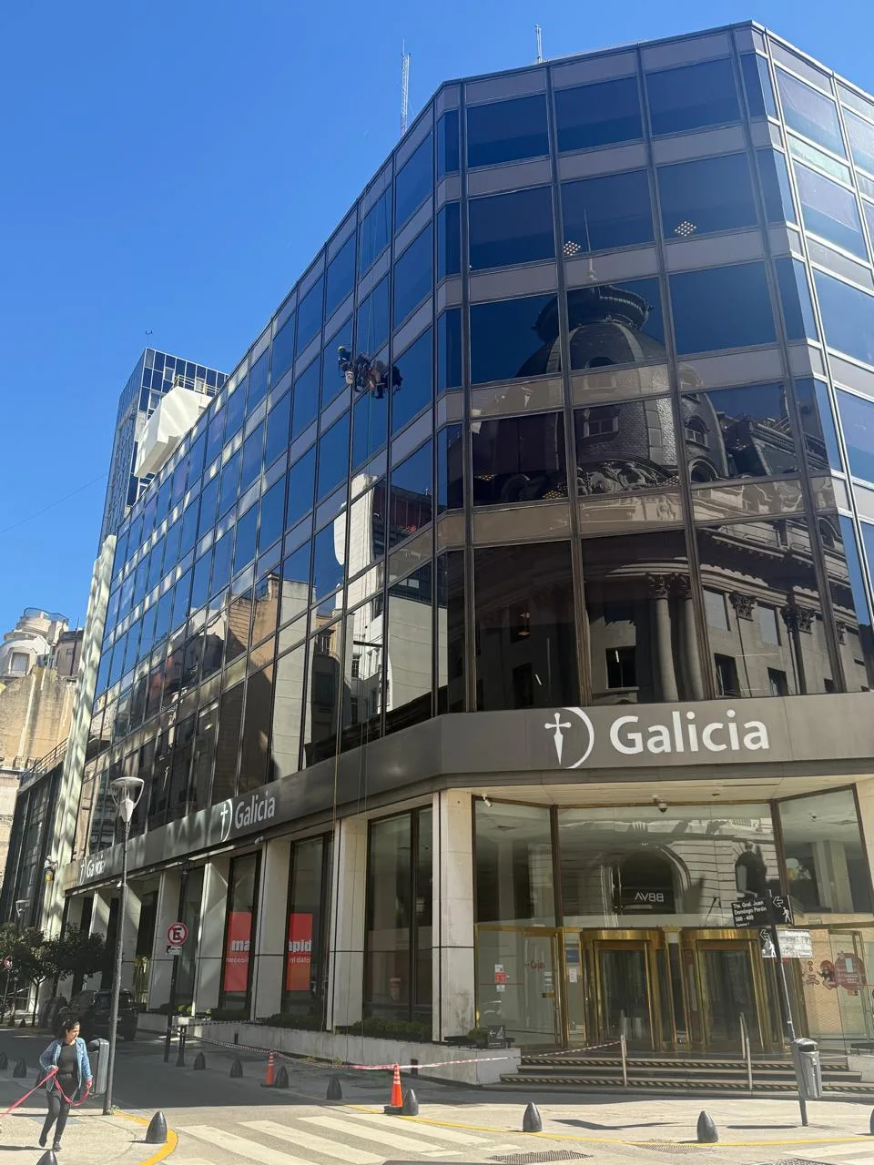 Edificio con fachada de vidrio espejado en esquina